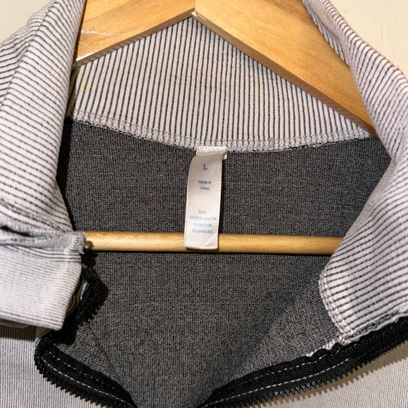 Womens Size Large Just Strong Crop Full Zip. - Picture 3 of 4